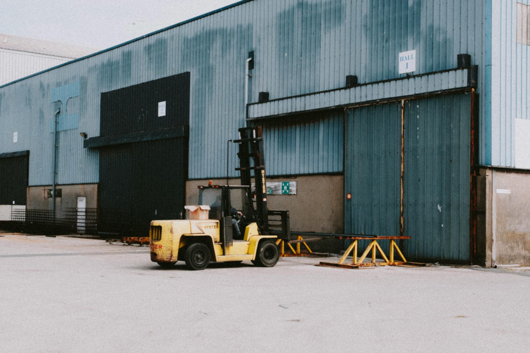 Depo sahasında kiralık dizel forklift