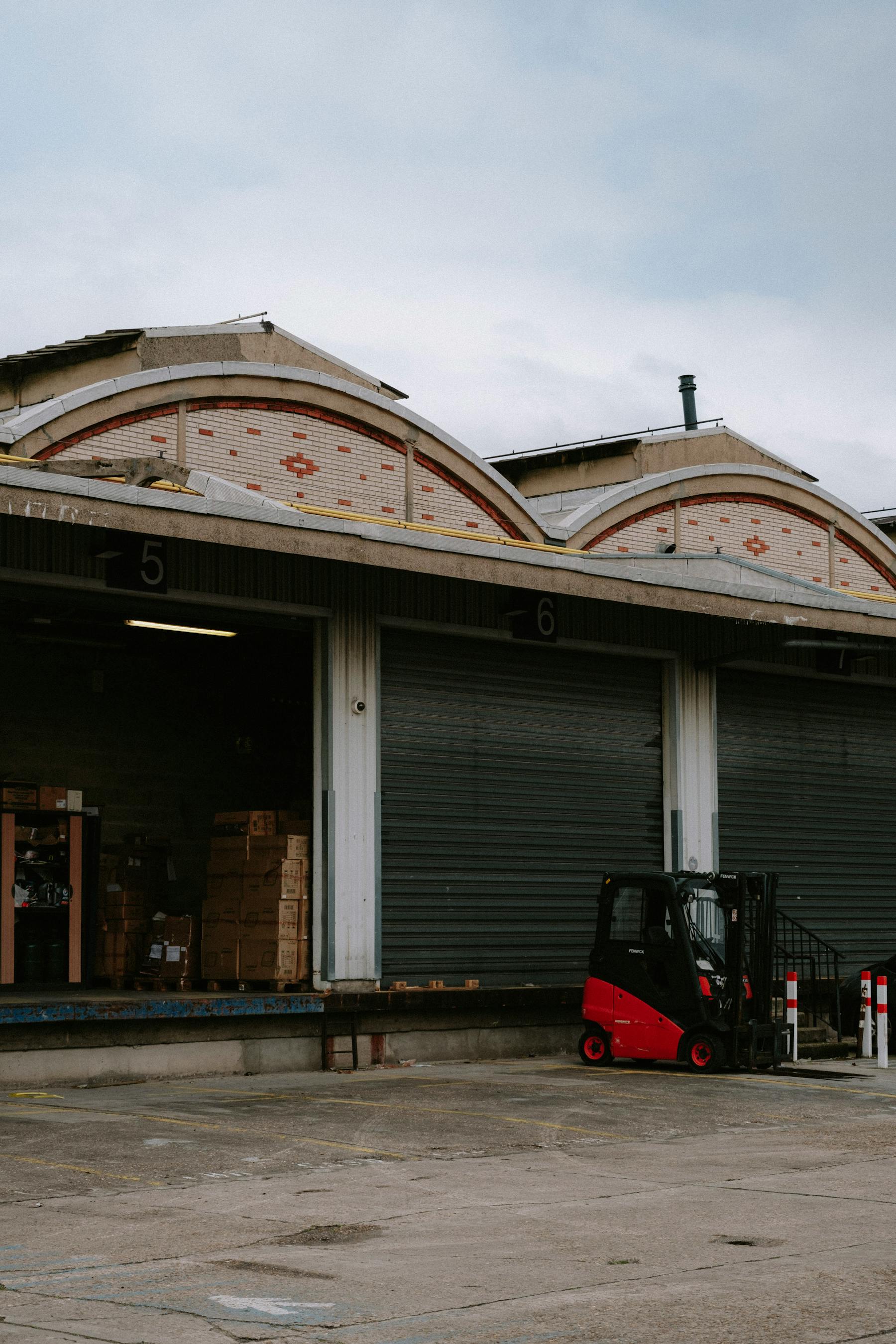 Forklift kiralama için depo ve yükleme alanı
